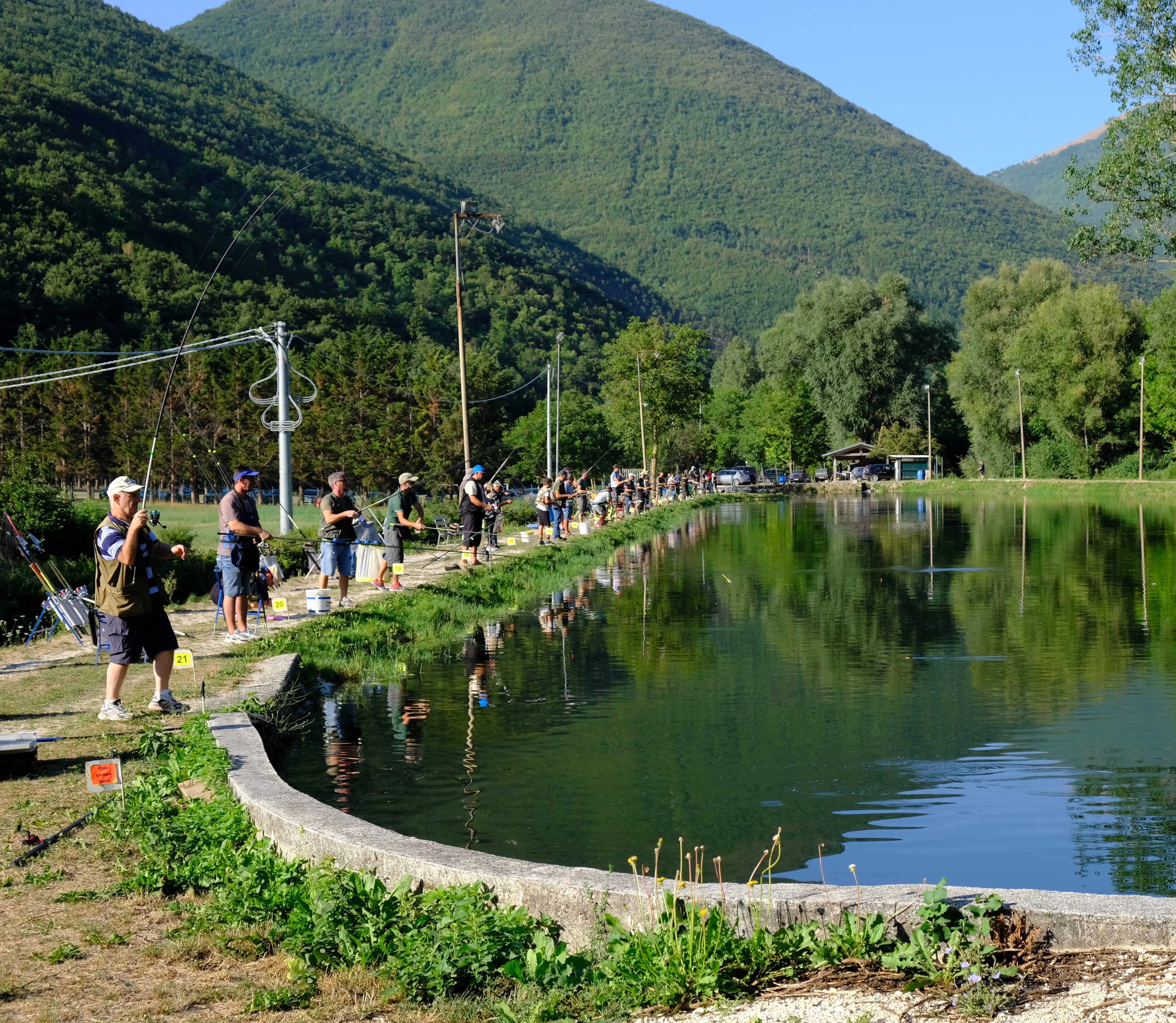 Pescatori sul laghetto di Sefro
